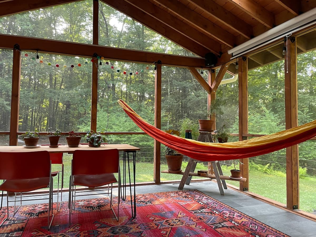 Cat Lover’s Getaway w/ Chefs Kitchen, Fireplace