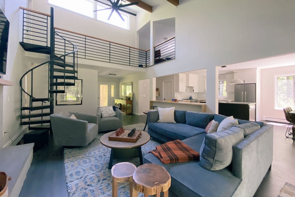Fun, Private & Modern Home, close to Rail Trail