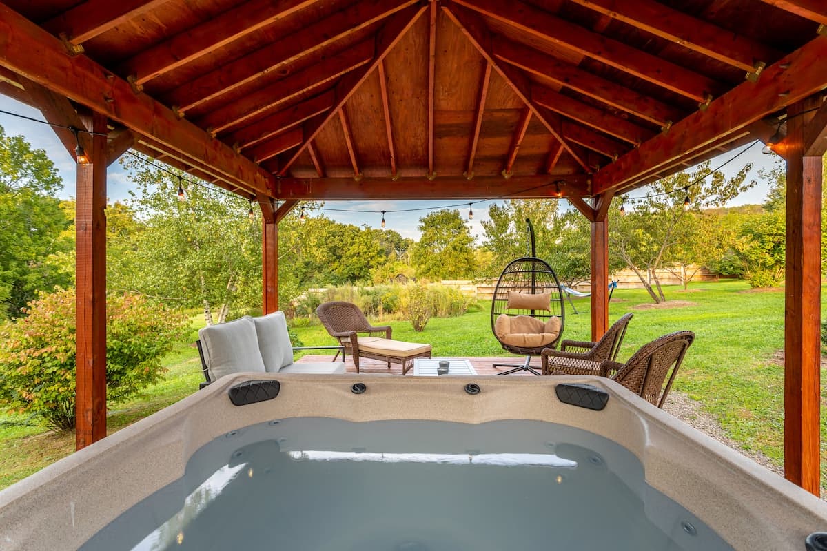Hot Tub- Firepit - Minnewaska -Mini Golf -Pingpong