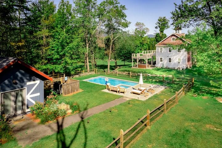 Barn on the Pond Barn, Pool and Hot Tub!
