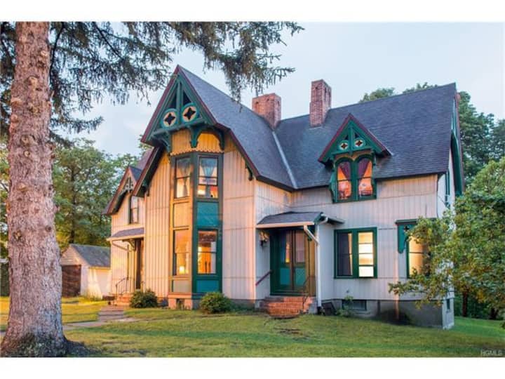 Victorian Manor 1 Block from Warren
