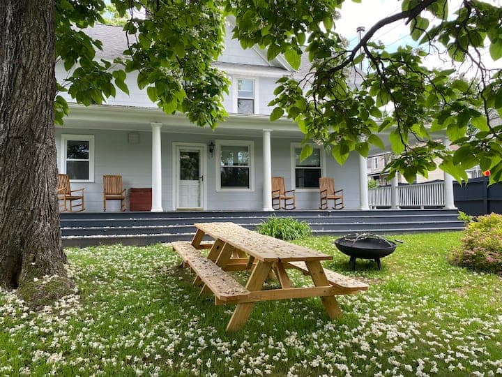 Renovated farmhouse w/hot tub
