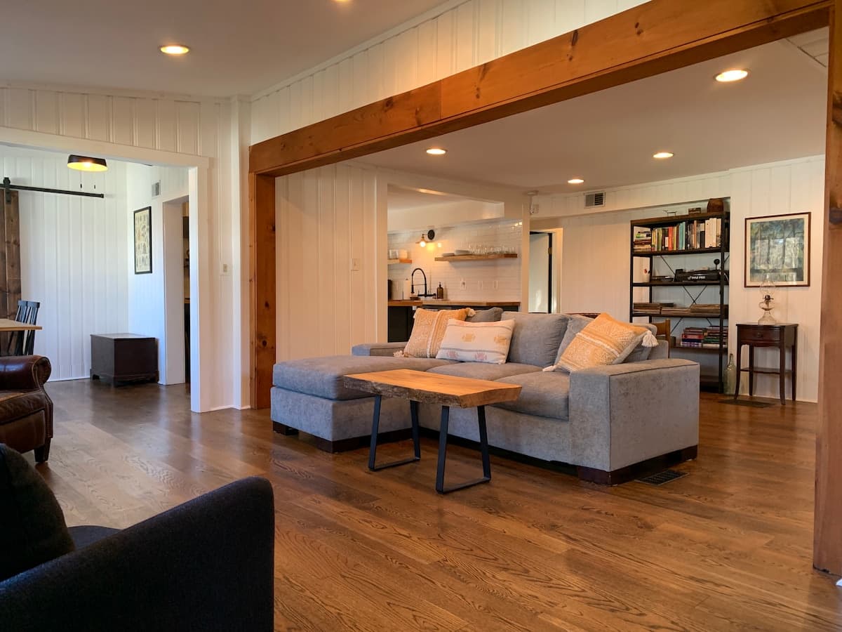 Cobblestone Hill - cozy escape, backyard hiking