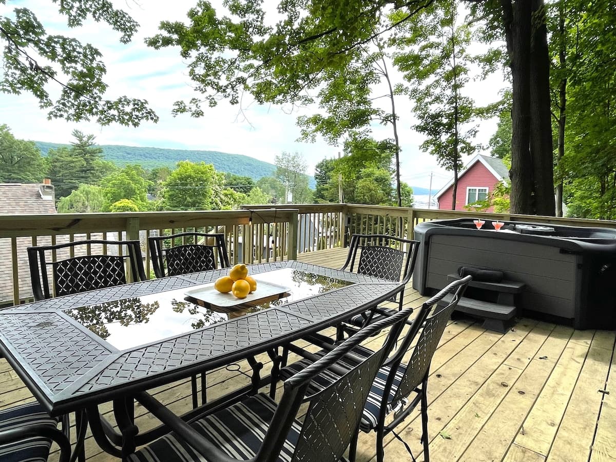 *NEW* 4-bedroom lake house with hot tub hideaway