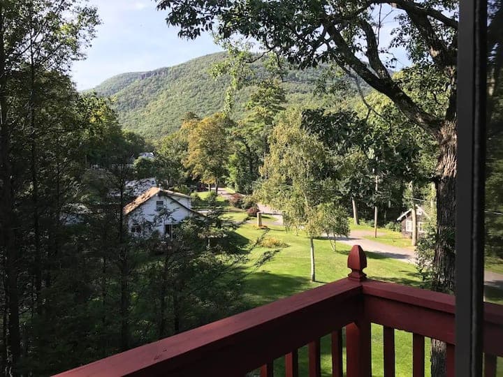 Serenity Retreat: Mountains, Waterfalls, Comfort