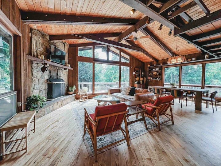 Secluded Fernwood Chalet, Hot Tub, & Sauna House