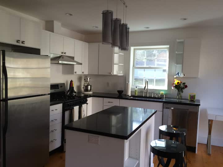 Private Cottage, Walk to Restaurants and Shops
